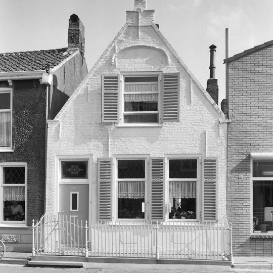 Pand met geverfde tuitgevel