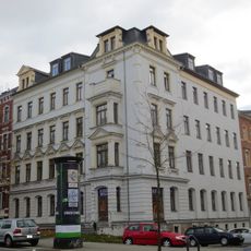 Mietshaus in geschlossener Bebauung in Ecklage mit Vorgarten Zschopauer Straße 136