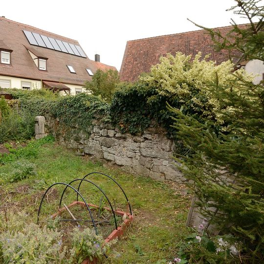 Zugehörige ehemalige Kirchhofmauer