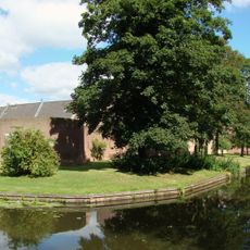 In het pand of op de grens van het erf bevindende stadsmuur(resten)