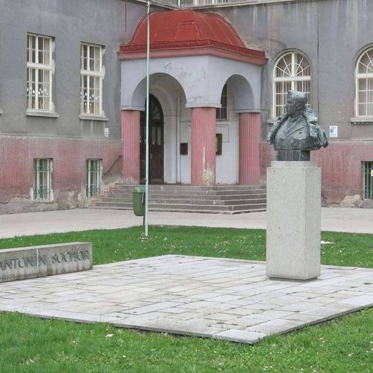 Pomník Antonína Sochora před školou v Osecké ulici v Duchcově