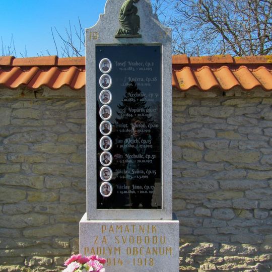 Pomník padlým v Sebranicích na hřbitově