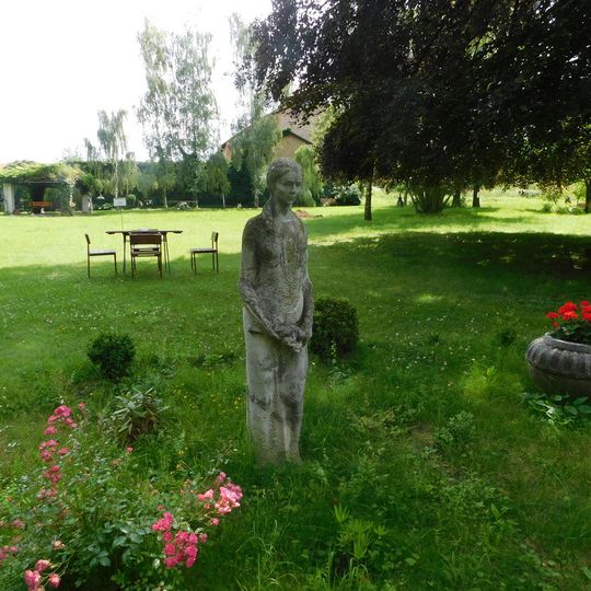 Socha dívky v zahradě tvrze v Tuchorazi