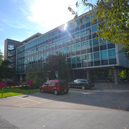 Verwaltungsgebäude mit Park