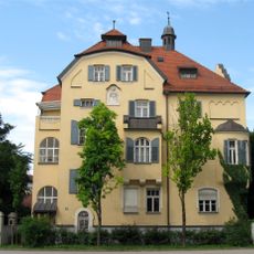 Wohnhaus und Einfriedung