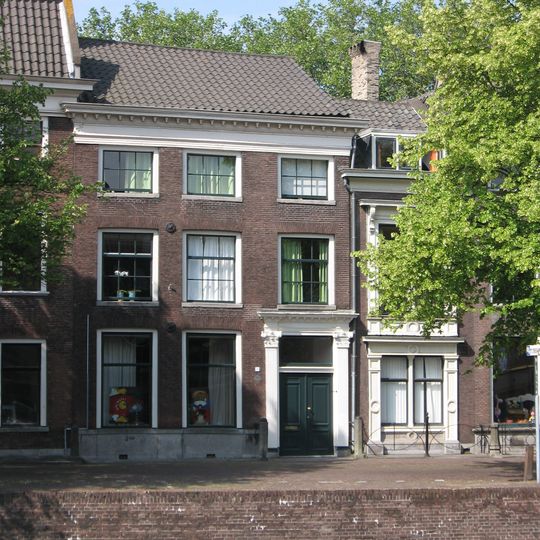 Pand met eenvoudige, bakstenen lijstgevel