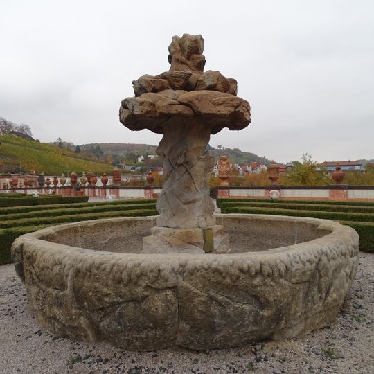 Kašna vpravo na terase Trojského zámku