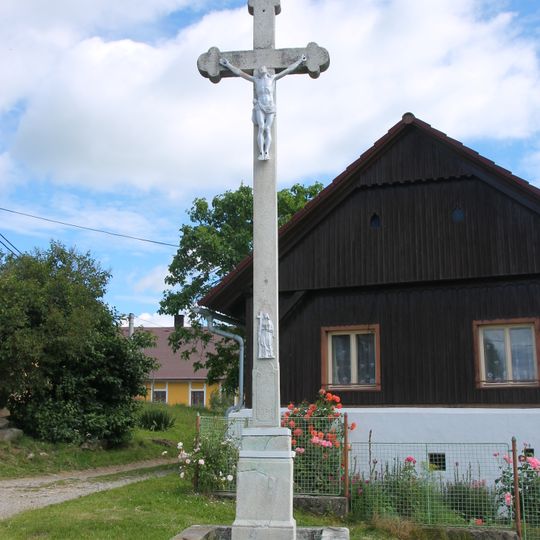 Kříž na návsi ve Výškovicích