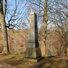 Pomník padlým ve Vysokých Žibřidovicích za kostelem