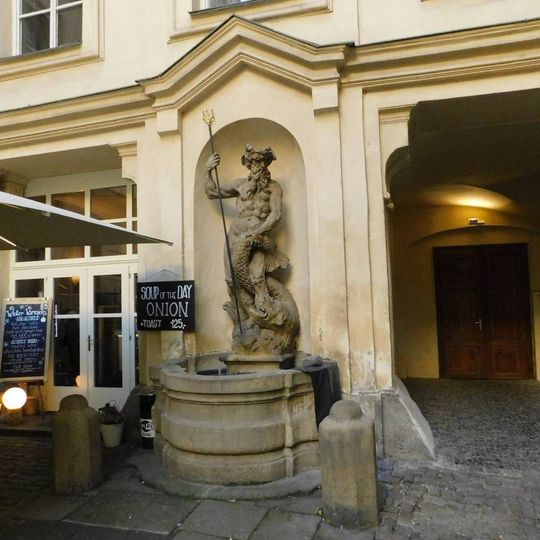 Kašna se sochou Poseidóna na nádvoří Colloredo-Mansfeldského paláce v Praze