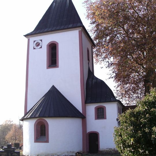 Kirche und Kirchhof mit Einfriedung und Gedenkstein Hauptstraße 27