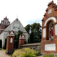 Ogrodzenie z bramami i kapliczką