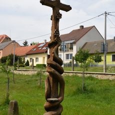 Dřevěný kříž u dalešického pivovaru