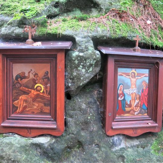 Obrázky XI. a XII. zastavení křížové cesty v areálu Bratrského oltáře