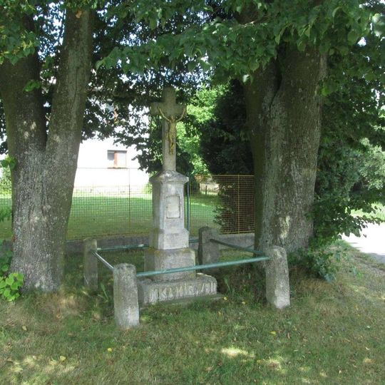 Kříž v Částkovicích u křižovatky