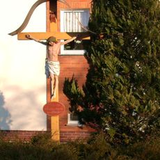 Betkreuz neben Wittichenauer Straße 81 (an der Bushaltestelle, vor Am Elstergrund 23)