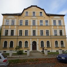 Mietshaus in offener Bebauung mit Vorgarten und Einfriedung Altendorfer Straße 44