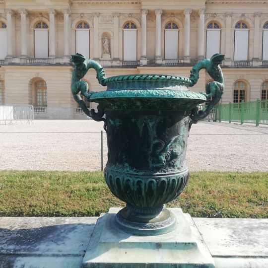 Vase aux anses formées d’un dragon