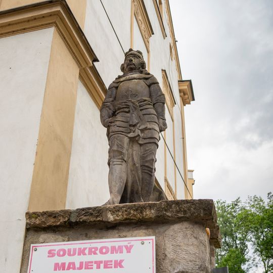 Socha rytíře vlevo u brány do dvora domu 2 ve Vinecké ulici v Čejeticích