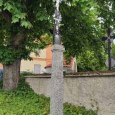 Kříž ve Skočicích u hřbitovní brány