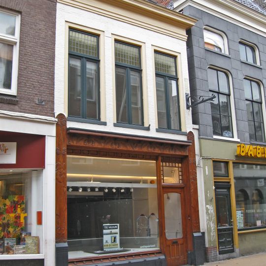 Woonhuis met jongere winkelpui in Art Nouveau-stijl