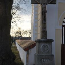 Kříž před kostelem
