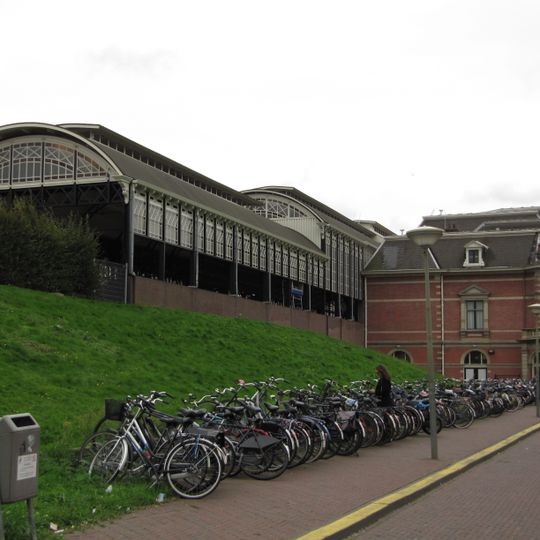 Station Den Haag Hollands Spoor: Overkapping Leidse zijde met keermuur