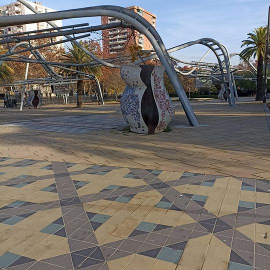 Passatge amb escultures d'acer