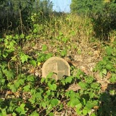 Křížový kámen u silnice jižně od Lomnice nad Popelkou