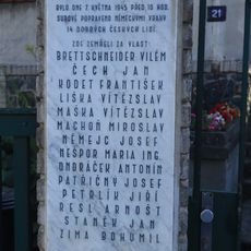 Pamětní deska obětem masakru na zahradě Brettschneiderovy vily v Praze