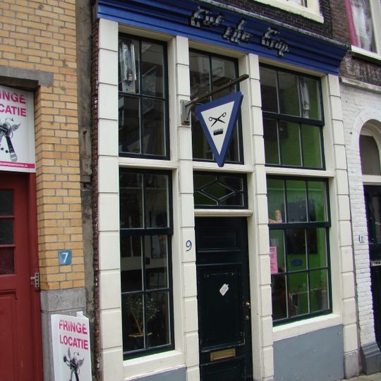 Pand met halsgevel met geblokte pui