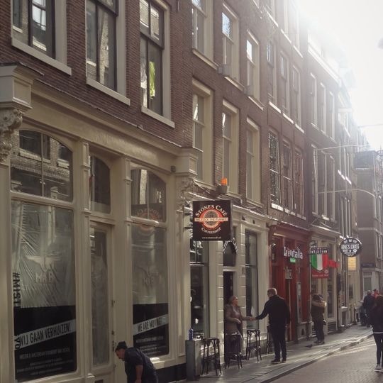 Pand met gevel onder rechte lijst