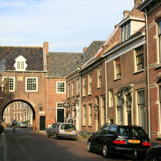 Pand met een zadeldak, evenwijdig aan de straat, tussen puntgevels