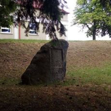 Památník v Měcholupech