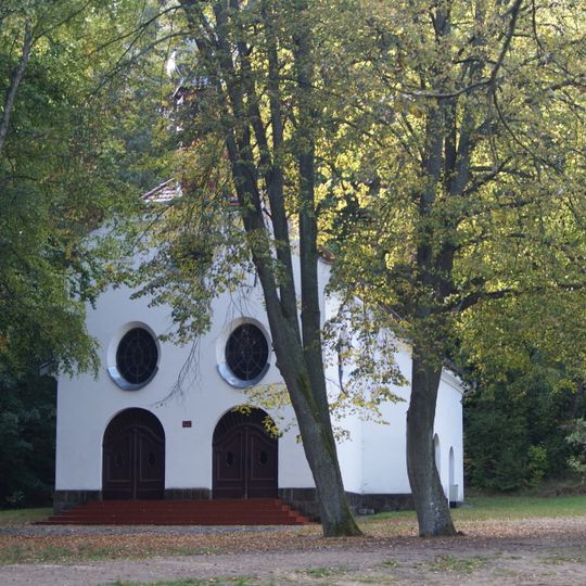 Kaplica Grobu Pana Jezusa. Stacje XIII i XIV Drogi Krzyżowej w Wielu