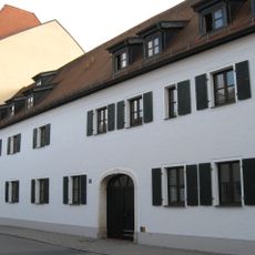 Wohnhaus, straßenseitiger Trakt des ehemaligen vierflügeligen Niedermünsterischen Bauernhofes