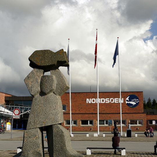 Mand, der løfter fisk over hovedet