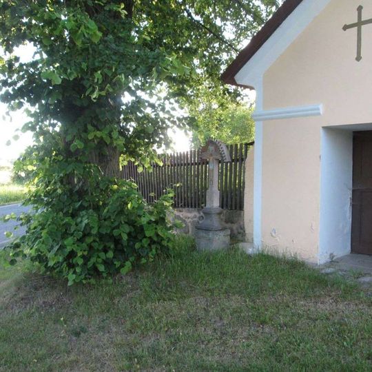 Kříž v Dolní Jadruži u kaple