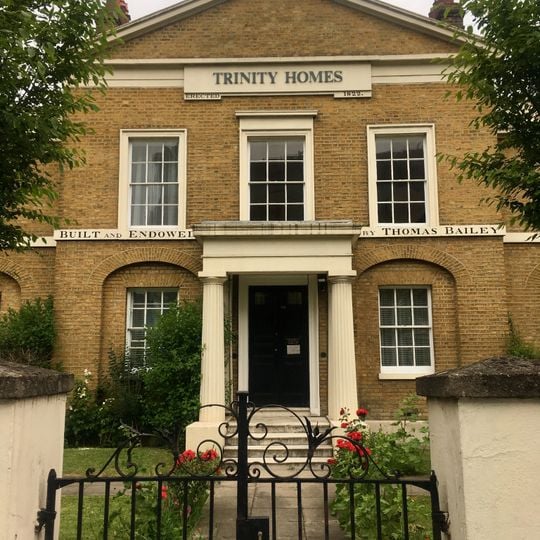 Forecourt Walls To Trinity Homes