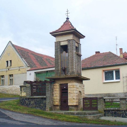 Zvonice na návsi v Pnětlukách