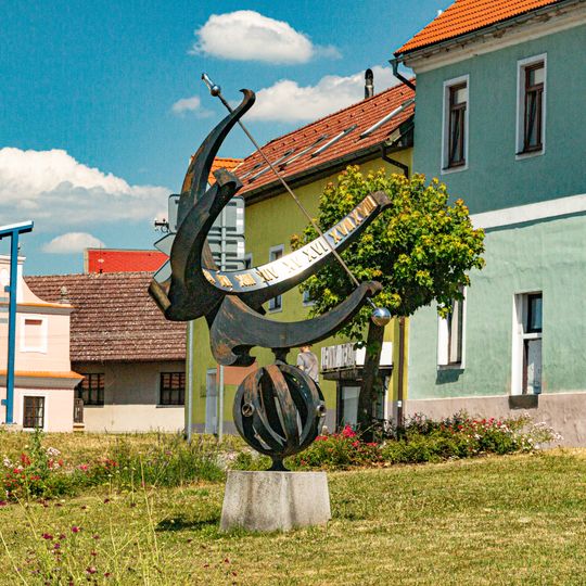 Sluneční hodiny v Luži na náměstí