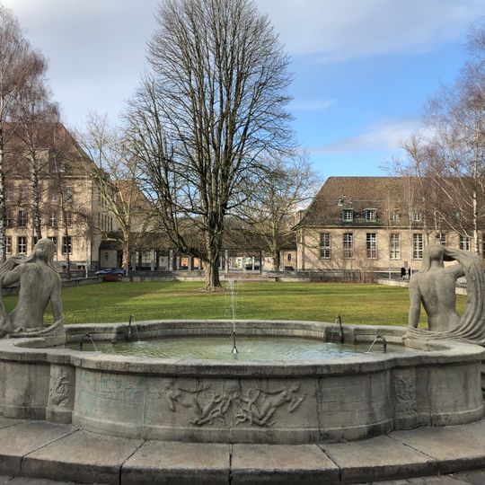 Birkenhofbrunnen mit zwei Frauenfiguren