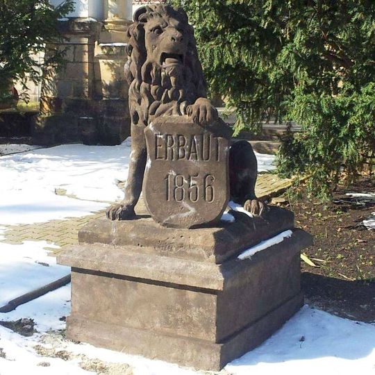 Plastika lva v Trmicích u zámku