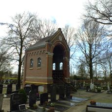 Kerkhofkapel, centraal gelegen op het kerkhof