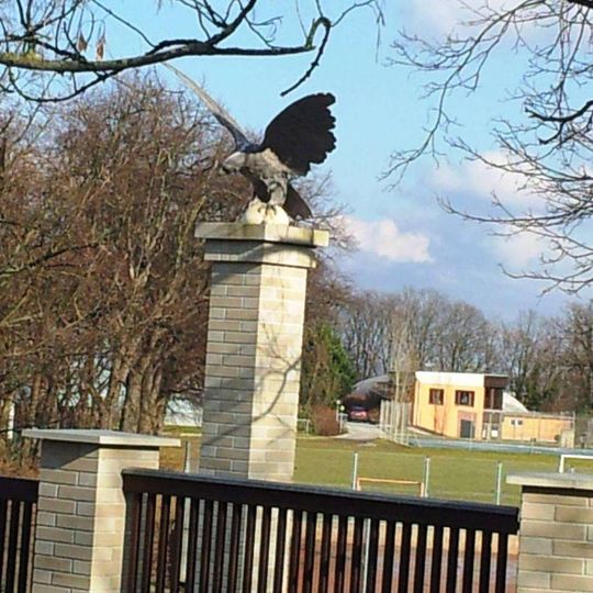 Sloup se sokolem v Praze 5