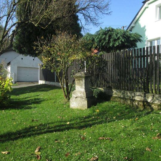 Kříž v Dolní Bělé na rozcestí