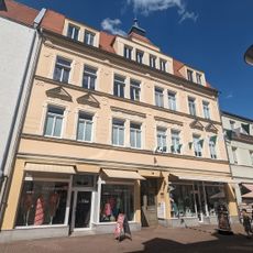 Wohn- und Geschäftshaus in geschlossener Bebauung und Seitenflügel im Hof Hauptstraße 38