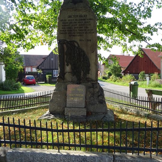 Pomník padlým na návsi ve Skryjích
