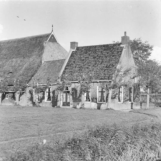 Waling Dykstrastraat 101, Vrouwenparochie