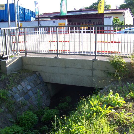 Most Pražské ulice přes Měcholupský potok